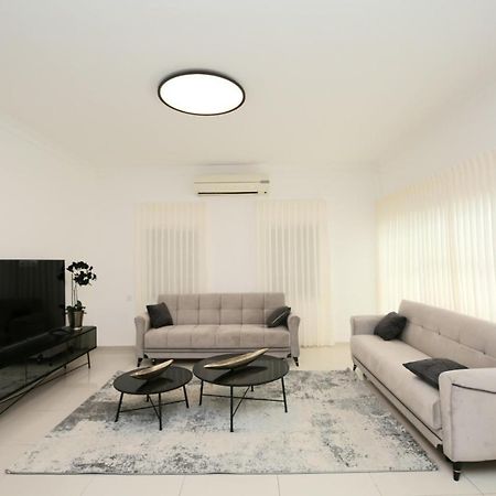 City Center Luxury Apartment In Нетания Экстерьер фото