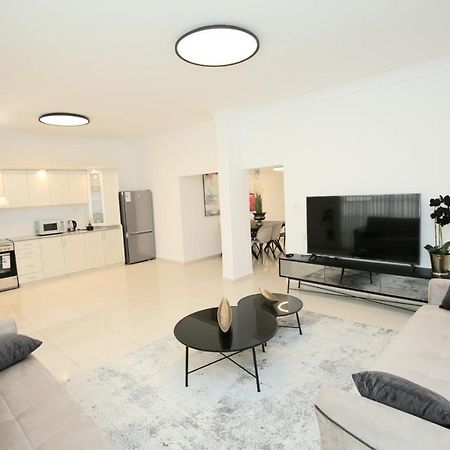 City Center Luxury Apartment In Нетания Экстерьер фото