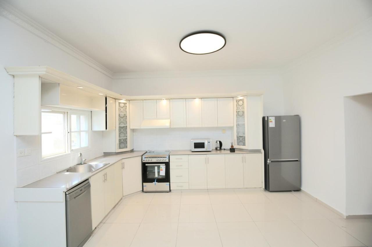 City Center Luxury Apartment In Нетания Экстерьер фото