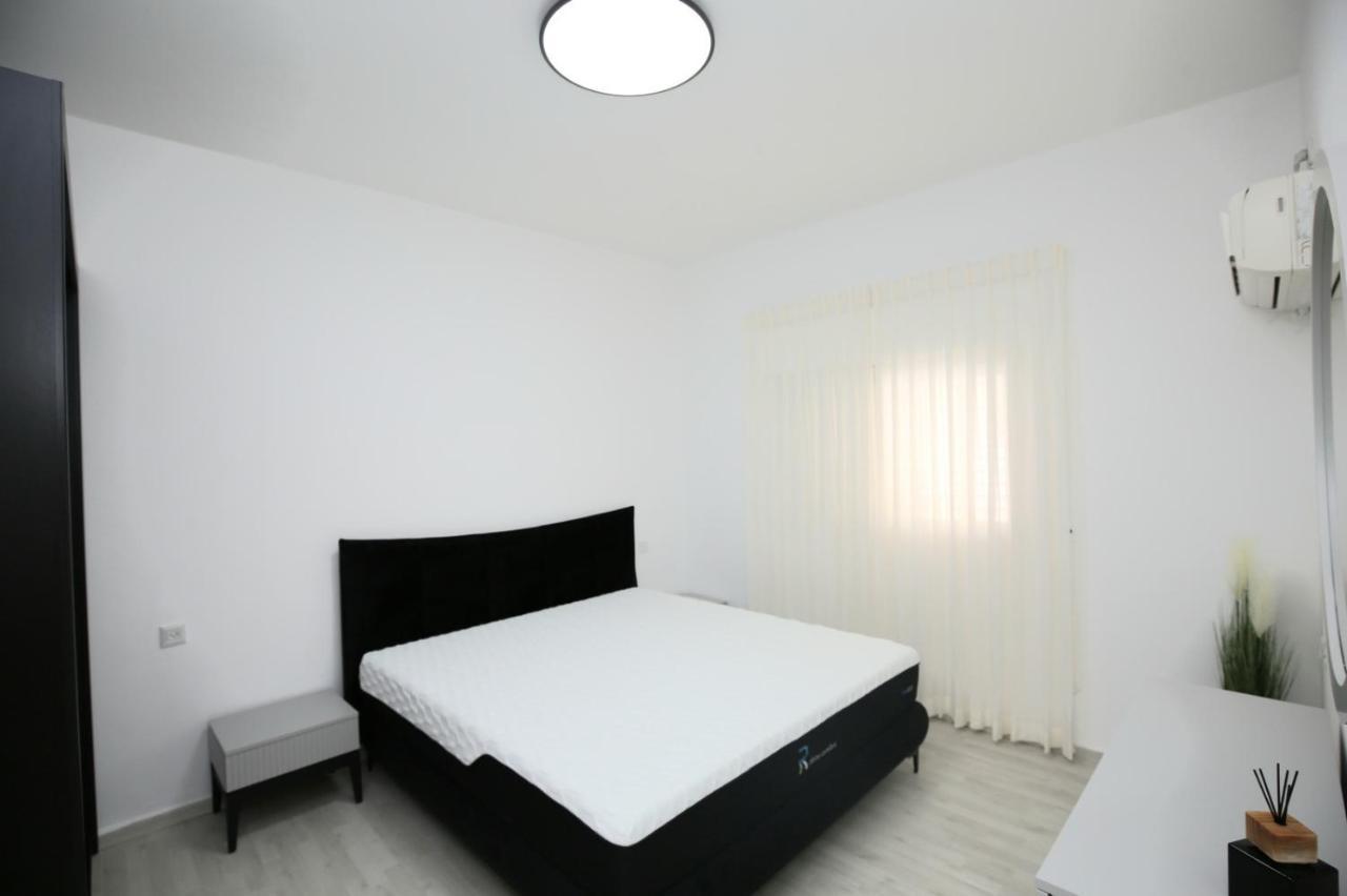 City Center Luxury Apartment In Нетания Экстерьер фото